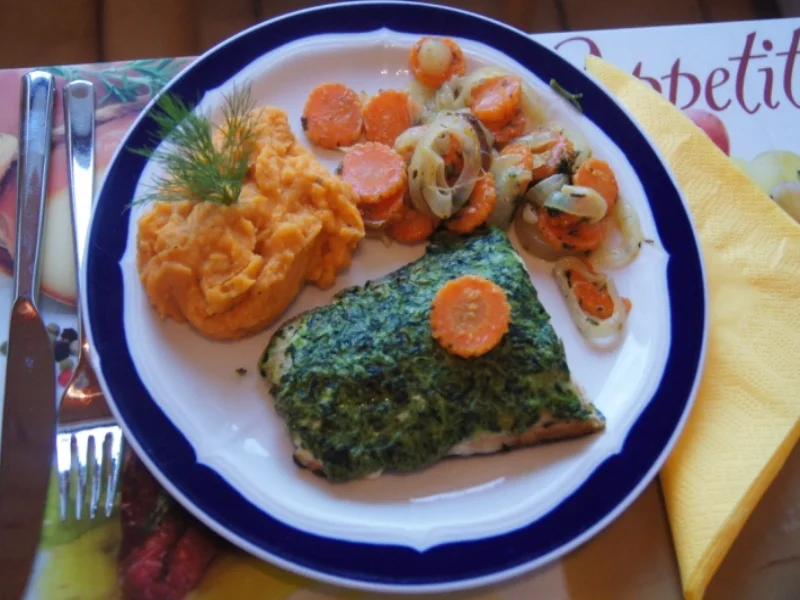 Wildlachsfilet mit Zwiebelmöhrenblüten und Süßkartoffelpüree - Rezept - Bild Nr. 2775