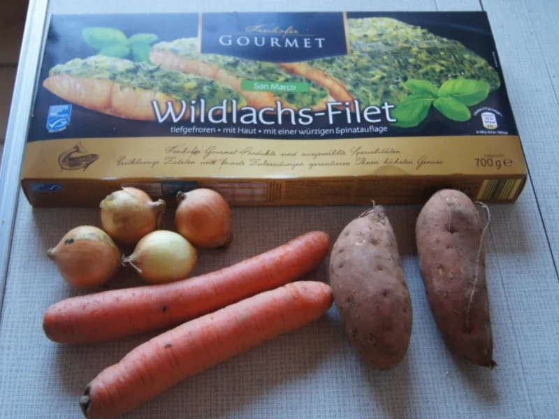 Wildlachsfilet mit Zwiebelmöhrenblüten und Süßkartoffelpüree - Rezept - Bild Nr. 2776