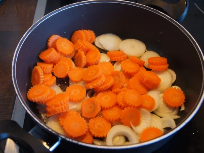 Wildlachsfilet mit Zwiebelmöhrenblüten und Süßkartoffelpüree - Rezept - Bild Nr. 2779