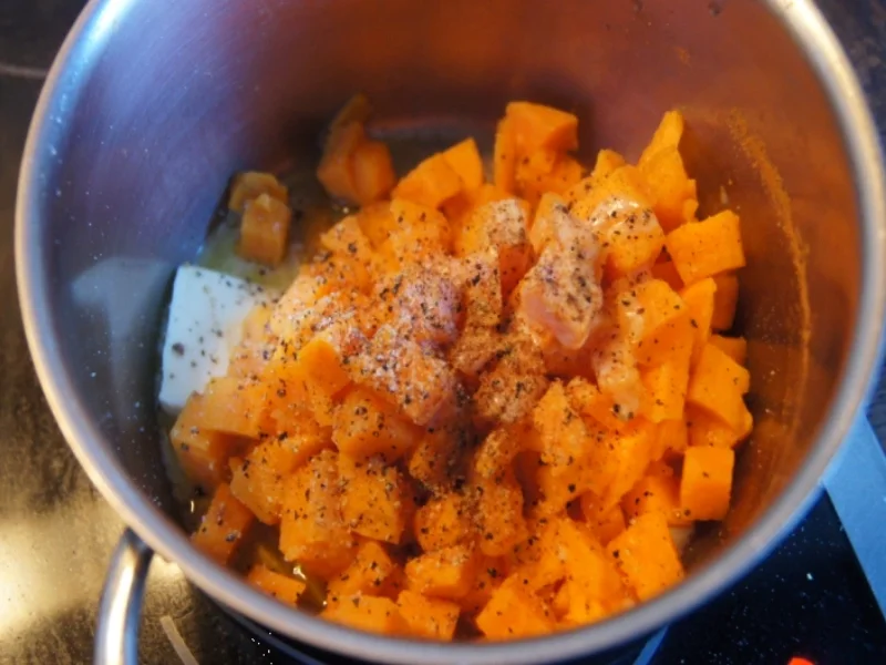 Wildlachsfilet mit Zwiebelmöhrenblüten und Süßkartoffelpüree - Rezept - Bild Nr. 2784