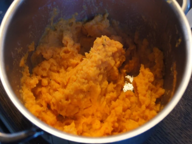 Wildlachsfilet mit Zwiebelmöhrenblüten und Süßkartoffelpüree - Rezept - Bild Nr. 2785