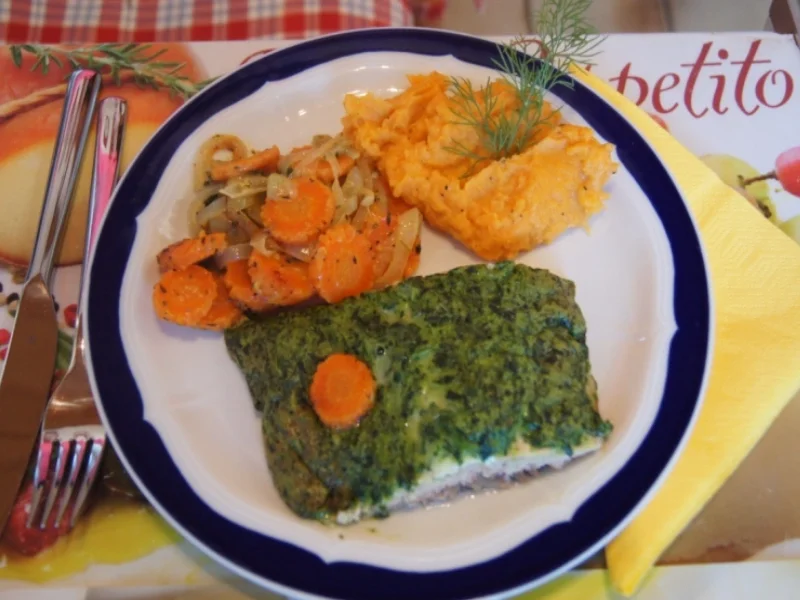 Wildlachsfilet mit Zwiebelmöhrenblüten und Süßkartoffelpüree - Rezept - Bild Nr. 2786
