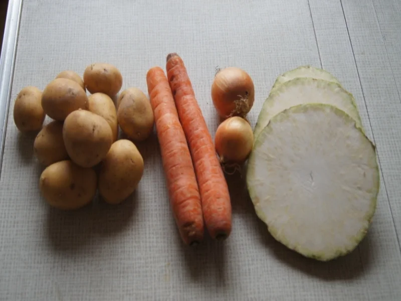 Rezept: Wildlachsfilet mit Zwiebel-Möhren-Sellerie-Gemüse und Korianderkartoffeln Bild Nr. 2795 Wildlachsfilet mit Zwiebel-Möhren-Sellerie-Gemüse und Korianderkartoffeln - Rezept - Bild Nr. 2795