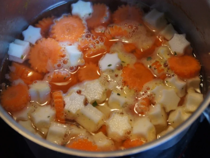 Rezept: Wildlachsfilet mit Zwiebel-Möhren-Sellerie-Gemüse und Korianderkartoffeln Bild Nr. 2799 Wildlachsfilet mit Zwiebel-Möhren-Sellerie-Gemüse und Korianderkartoffeln - Rezept - Bild Nr. 2799