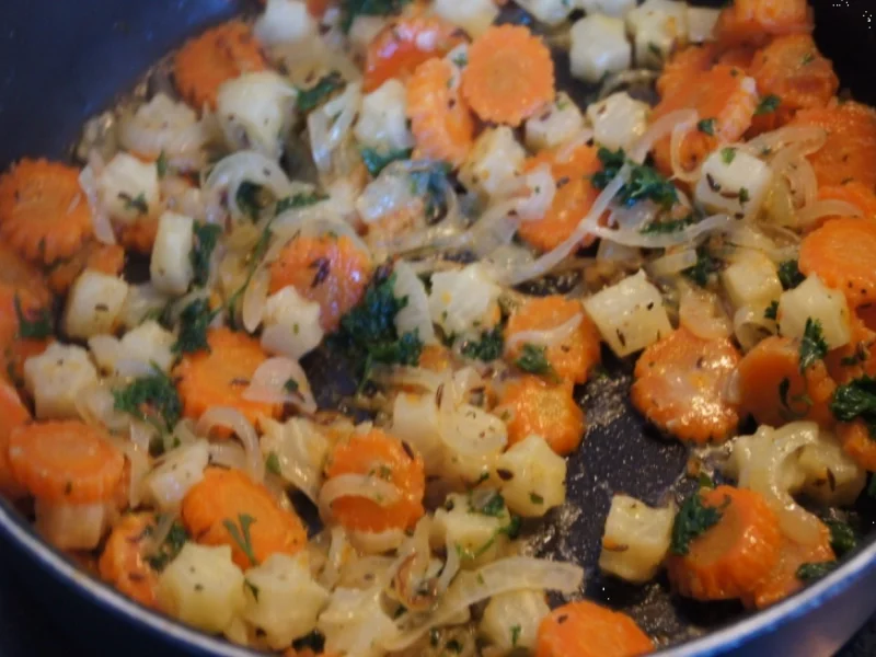 Rezept: Wildlachsfilet mit Zwiebel-Möhren-Sellerie-Gemüse und Korianderkartoffeln Bild Nr. 2800 Wildlachsfilet mit Zwiebel-Möhren-Sellerie-Gemüse und Korianderkartoffeln - Rezept - Bild Nr. 2800