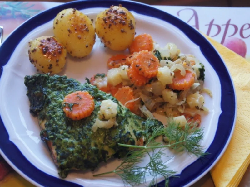 Rezept: Wildlachsfilet mit Zwiebel-Möhren-Sellerie-Gemüse und Korianderkartoffeln Bild Nr. 2803 Wildlachsfilet mit Zwiebel-Möhren-Sellerie-Gemüse und Korianderkartoffeln - Rezept - Bild Nr. 2803