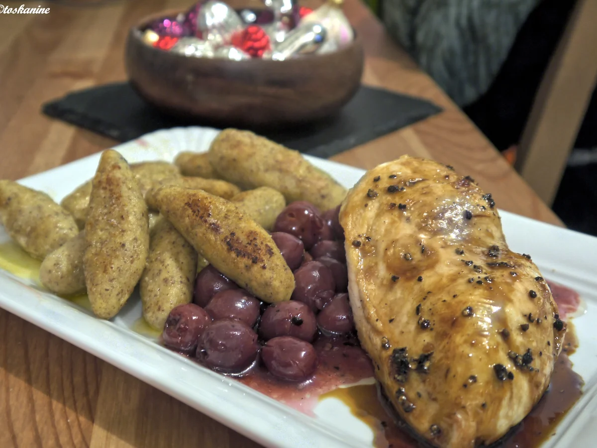 Rezept: Hähnchenbrust mit Whisky-Pfefferkirschen-Sauce und Haselnuss-Schupfnudeln Bild Nr. 2826 Hähnchenbrust mit Whisky-Pfefferkirschen-Sauce und Haselnuss-Schupfnudeln - Rezept - Bild Nr. 2826