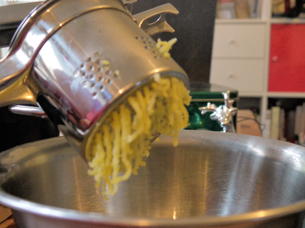 Rezept: Hähnchenbrust mit Whisky-Pfefferkirschen-Sauce und Haselnuss-Schupfnudeln Bild Nr. 2827 Hähnchenbrust mit Whisky-Pfefferkirschen-Sauce und Haselnuss-Schupfnudeln - Rezept - Bild Nr. 2827