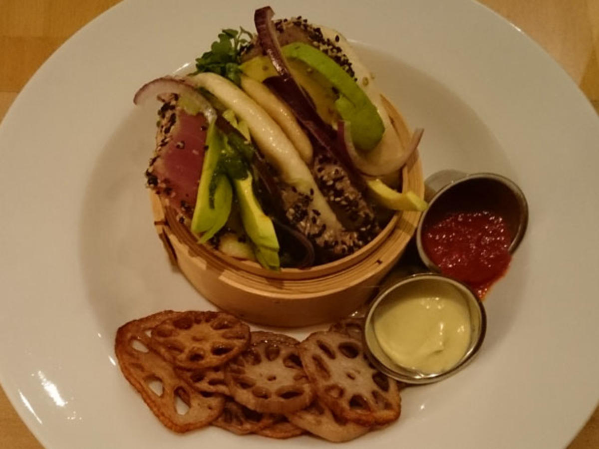 Bao Burger mit Yellow Fin Tuna Tataki im Sesammantel mit Lotuswurzel