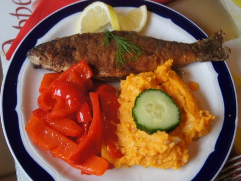 Bachforelle mit Süßkartoffelpüree und Paprika eingelegt nach Mutti Cz - Rezept - Bild Nr. 2913