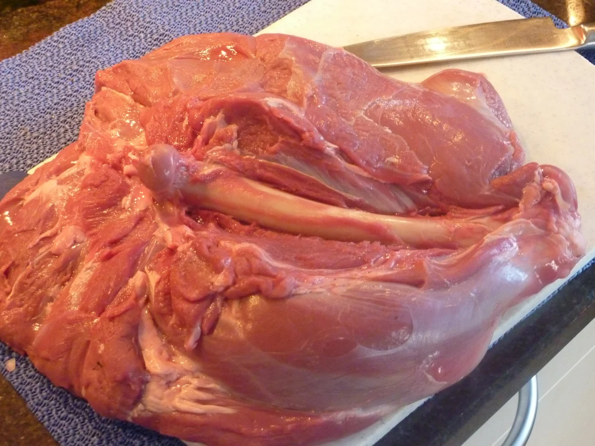 Rezept: Gefüllte Rehkeule mit Maroni-Nusskruste. Bild Nr. 2949 Gefüllte Rehkeule mit Maroni-Nusskruste. - Rezept - Bild Nr. 2949