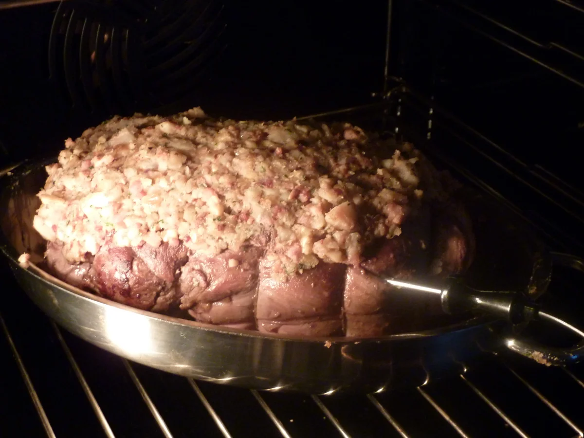 Rezept: Gefüllte Rehkeule mit Maroni-Nusskruste. Bild Nr. 2955 Gefüllte Rehkeule mit Maroni-Nusskruste. - Rezept - Bild Nr. 2955