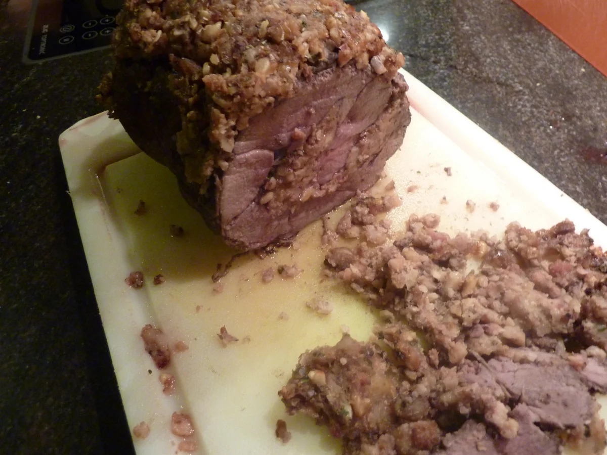 Rezept: Gefüllte Rehkeule mit Maroni-Nusskruste. Bild Nr. 2960 Gefüllte Rehkeule mit Maroni-Nusskruste. - Rezept - Bild Nr. 2960