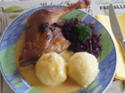 Entenschenkel mit halbseidenen Kartoffelknödeln und Rotkohl mit Wild-Preiselbeeren - Rezept - Bild Nr. 2957