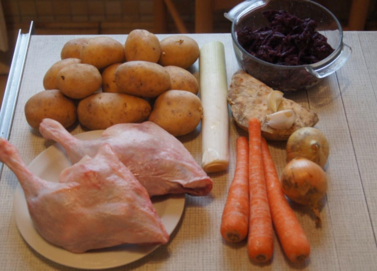 Entenschenkel mit halbseidenen Kartoffelknödeln und Rotkohl mit Wild-Preiselbeeren - Rezept - Bild Nr. 2958