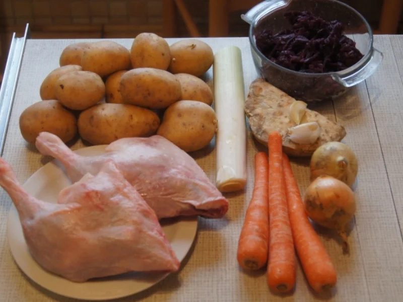 Entenschenkel mit halbseidenen Kartoffelknödeln und Rotkohl mit Wild-Preiselbeeren - Rezept - Bild Nr. 2958