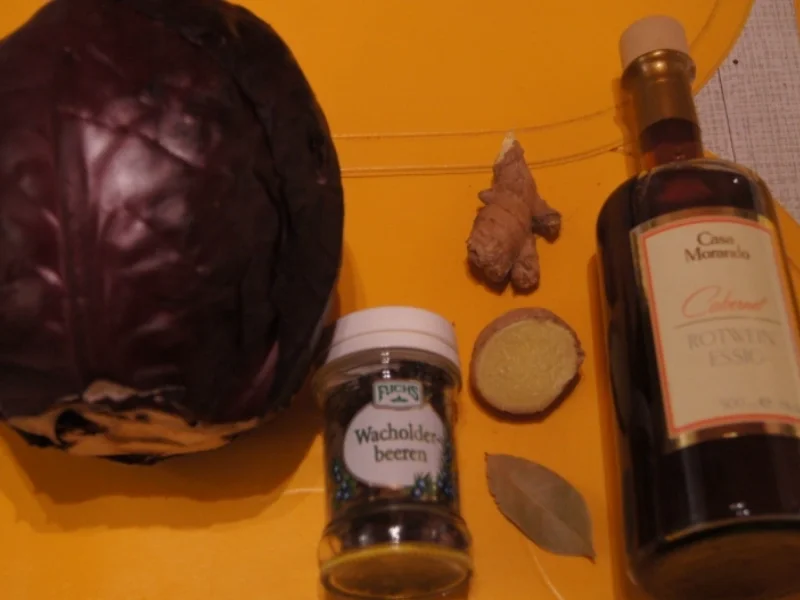 Entenschenkel mit halbseidenen Kartoffelknödeln und Rotkohl mit Wild-Preiselbeeren - Rezept - Bild Nr. 2959