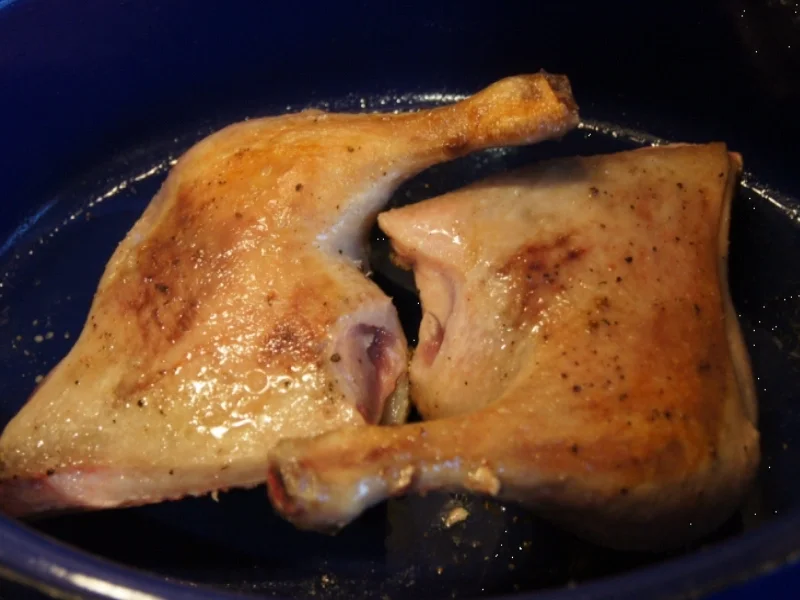 Entenschenkel mit halbseidenen Kartoffelknödeln und Rotkohl mit Wild-Preiselbeeren - Rezept - Bild Nr. 2960