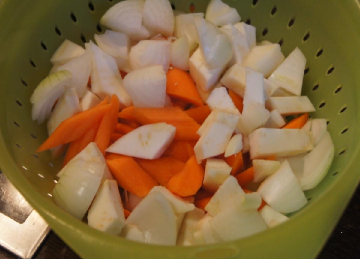 Entenschenkel mit halbseidenen Kartoffelknödeln und Rotkohl mit Wild-Preiselbeeren - Rezept - Bild Nr. 2961