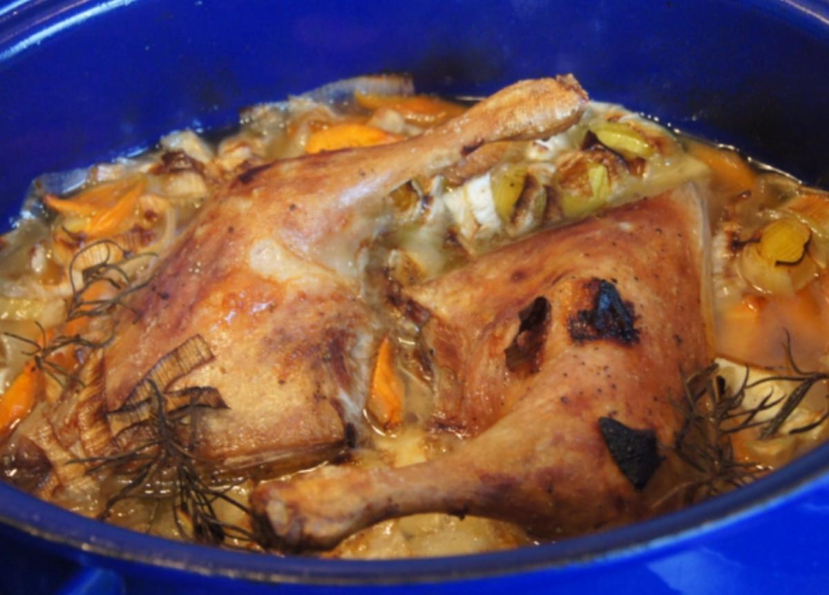 Entenschenkel mit halbseidenen Kartoffelknödeln und Rotkohl mit Wild-Preiselbeeren - Rezept - Bild Nr. 2963