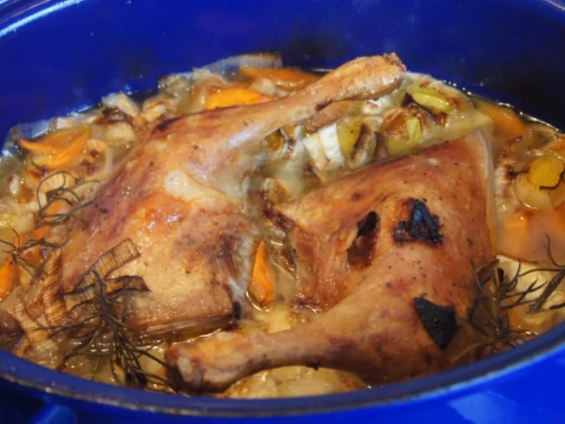 Entenschenkel mit halbseidenen Kartoffelknödeln und Rotkohl mit Wild-Preiselbeeren - Rezept - Bild Nr. 2963