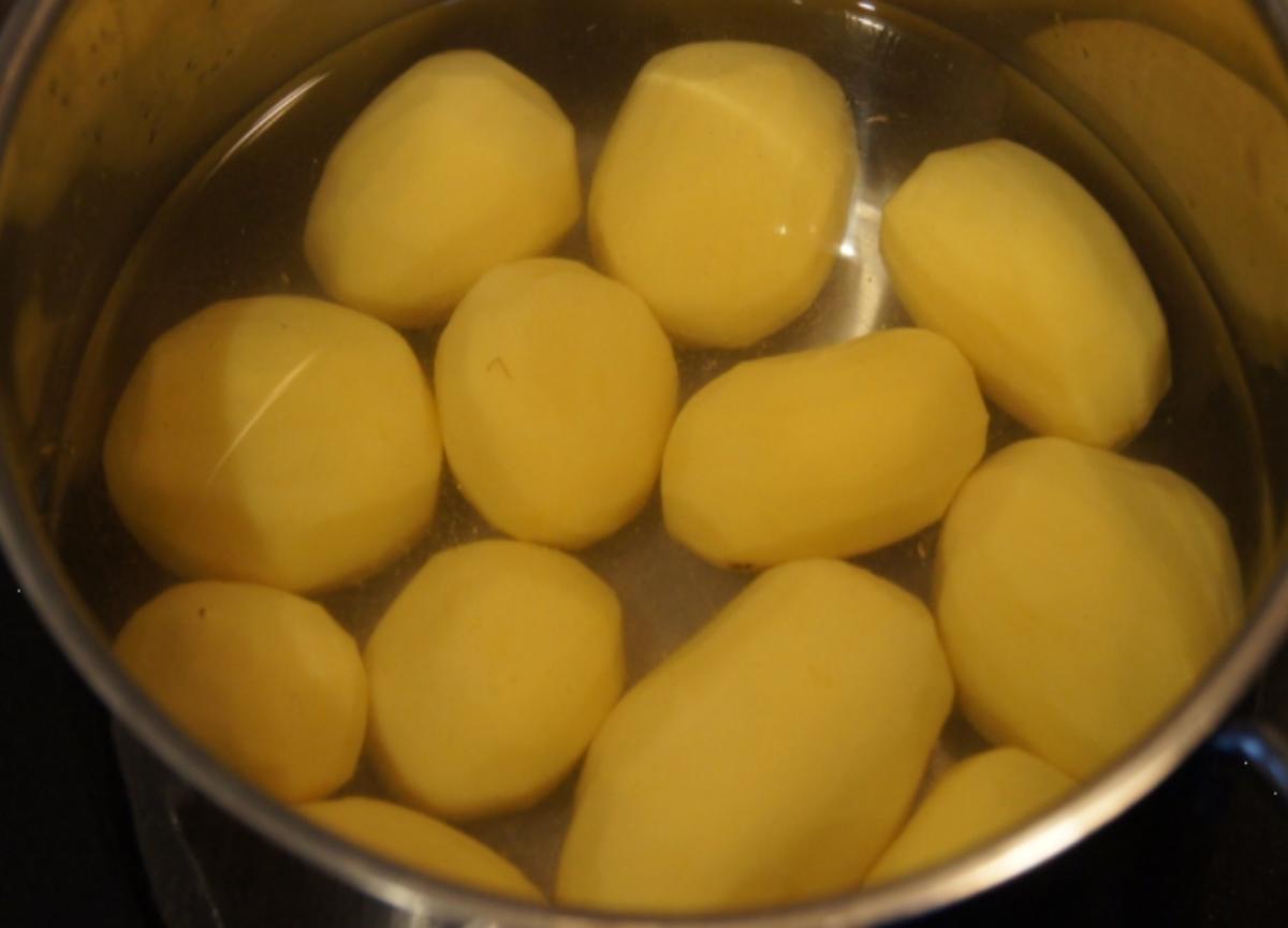 Entenschenkel mit halbseidenen Kartoffelknödeln und Rotkohl mit Wild-Preiselbeeren - Rezept - Bild Nr. 2967