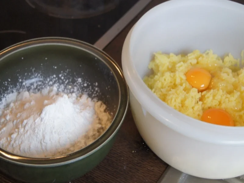 Entenschenkel mit halbseidenen Kartoffelknödeln und Rotkohl mit Wild-Preiselbeeren - Rezept - Bild Nr. 2970