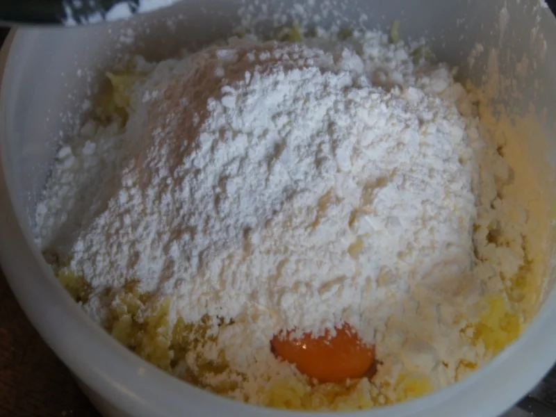 Entenschenkel mit halbseidenen Kartoffelknödeln und Rotkohl mit Wild-Preiselbeeren - Rezept - Bild Nr. 2971