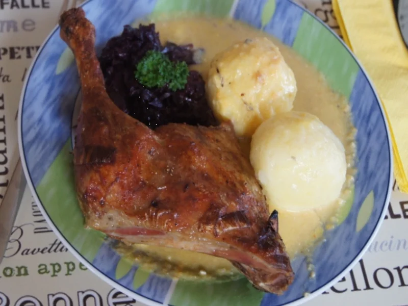 Entenschenkel mit halbseidenen Kartoffelknödeln und Rotkohl mit Wild-Preiselbeeren - Rezept - Bild Nr. 2975