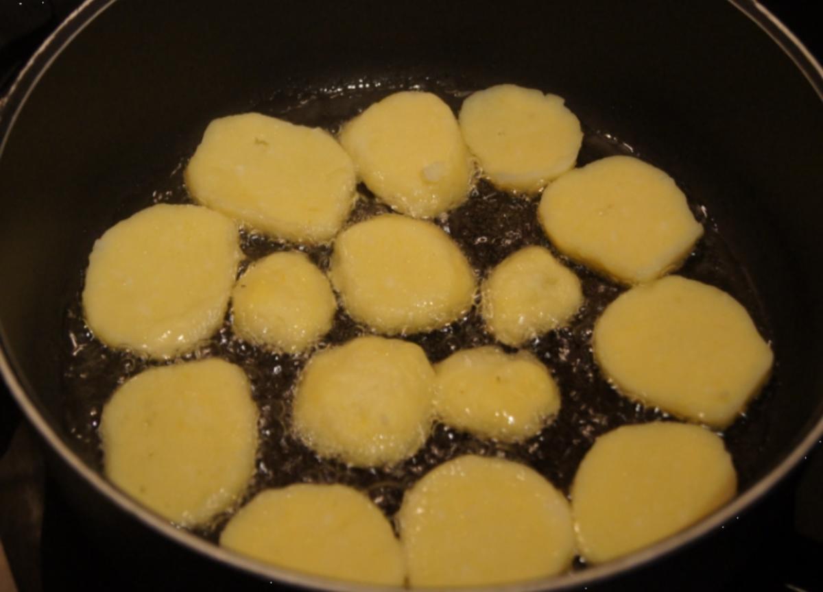 Entenschenkel mit halbseidenen Kartoffelknödeln und Rotkohl mit Wild-Preiselbeeren - Rezept - Bild Nr. 2976