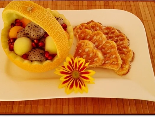 Waffeln mit Bourbon-Vanillesauce und  exotischem Obstkörbchen - Rezept - Bild Nr. 2977