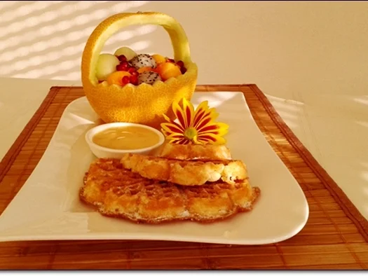 Waffeln mit Bourbon-Vanillesauce und  exotischem Obstkörbchen - Rezept - Bild Nr. 2978