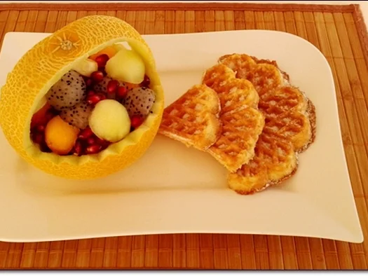 Waffeln mit Bourbon-Vanillesauce und  exotischem Obstkörbchen - Rezept - Bild Nr. 2984