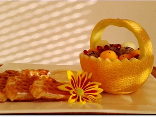 Waffeln mit Bourbon-Vanillesauce und  exotischem Obstkörbchen - Rezept - Bild Nr. 2989