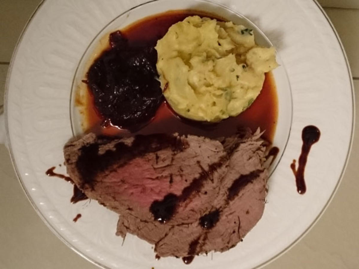 Rind schläft im Heubett mit Kartoffelbrei und Schalotten Rotwein Sauce ...