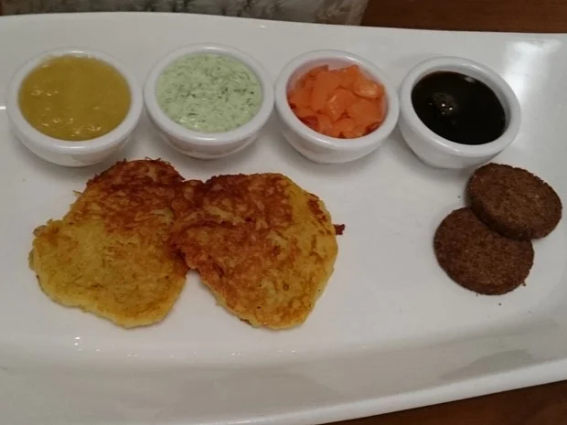 Reibekuchen mit allem, was in Düsseldorf dazu serviert wird - Rezept - Bild Nr. 2976