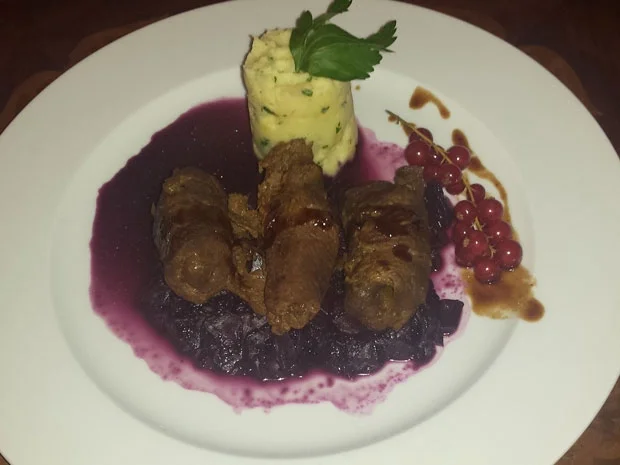 Involtini gefüllt mit Pflaume und Salbei, Kartoffel-Sellerie-Püree und Rotkohl - Rezept - Bild Nr. 3003