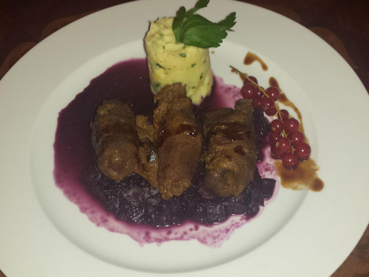 Involtini gefüllt mit Pflaume und Salbei, Kartoffel-Sellerie-Püree und
Rotkohl - Rezept Von Einsendungen Das perfekte Dinner