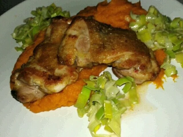 Rezept: Pollo Fino (ausgebeinte Hühnerschlegel) mit Kürbis Püree und Sahne Porree Bild Nr. 3007 Pollo Fino (ausgebeinte Hühnerschlegel) mit Kürbis Püree und Sahne Porree - Rezept - Bild Nr. 3007