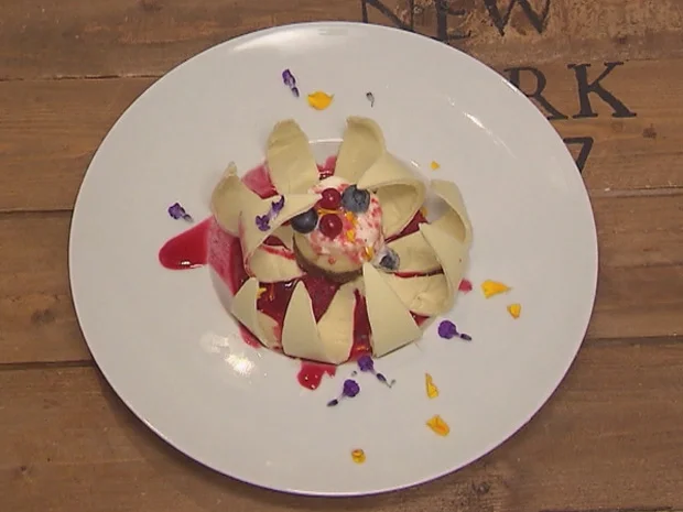 New York Cheesecake in Schokoladenkugel mit warmer Himbeersauce - Rezept - Bild Nr. 3071