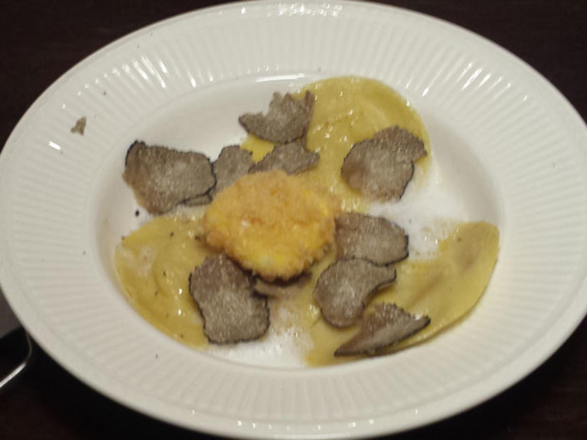 Sellerie Truffelravioli In Nussbutter Mit Pecorinoschaum Und Frittiertem Eigelb Rezept Kochbar De