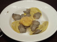 Sellerie-Trüffelravioli in Nussbutter mit Pecorinoschaum und frittiertem Eigelb - Rezept - Bild Nr. 3128