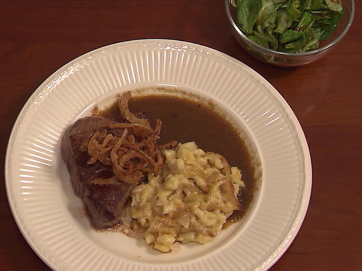 Bilder für Rinderfilet „Zwiebelrostbratenstyle“ mit Käsespätzle und Salat - Rezept