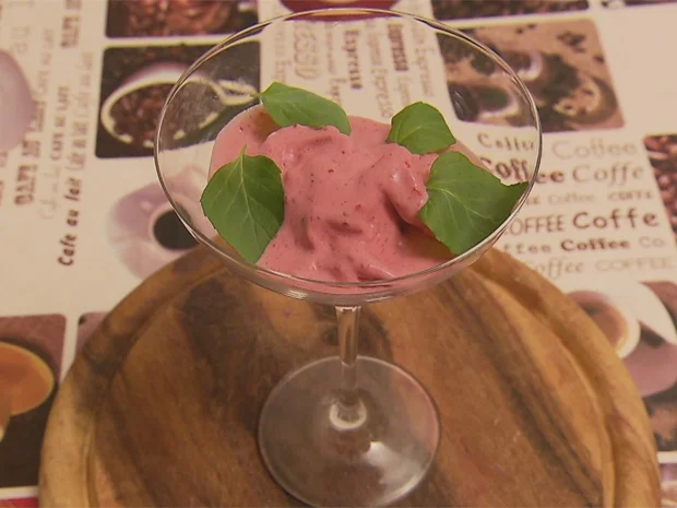 Erdbeereis mit Pfefferminzblättern (Andrea) - Rezept - Bild Nr. 3129