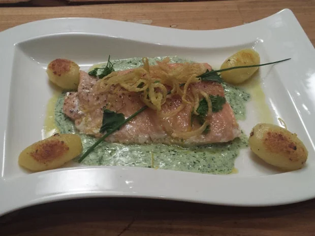 Lachsforellenfilet auf grüner Kräutersoße mit Röstkartoffeln und Kartoffelstroh - Rezept - Bild Nr. 3130