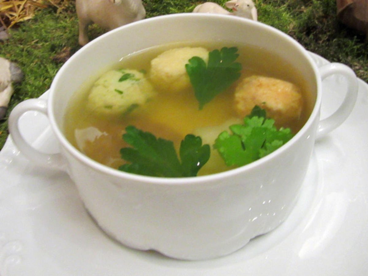 Bilder für Festtagssuppe mit Klößchen-Variation und Weihnachtseinlage - Rezept