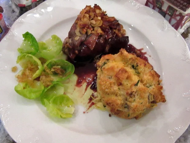 Hirschhüfte mit Whisky-Haselnuss-Bacon-Kruste und Semmelknödel-Soufflés - Rezept - Bild Nr. 3135