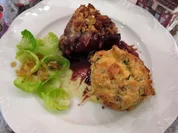 Hirschhüfte mit Whisky-Haselnuss-Bacon-Kruste und Semmelknödel-Soufflés - Rezept - Bild Nr. 3135