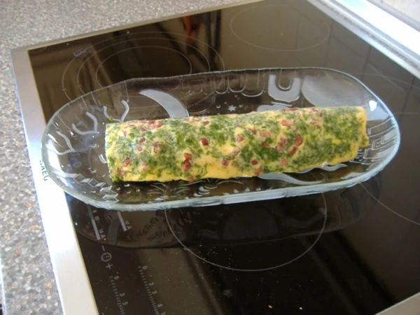 Heiligeabend, Vorspeise: Eierroulade mit pikanter Füllung und Rucolasalat - Rezept - Bild Nr. 3207