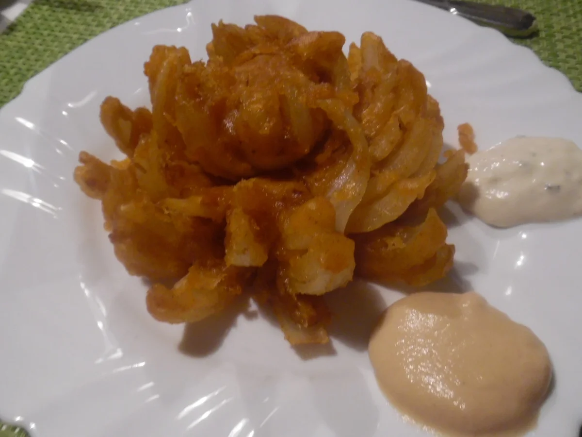Zwiebel-Blume "Blooming Onion" - Rezept - Bild Nr. 3181